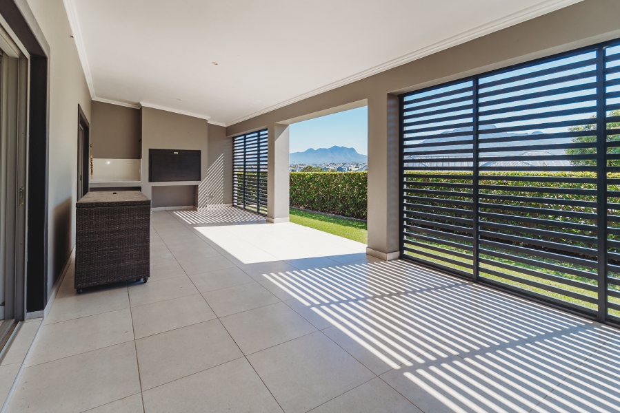 4 Bedroom Property for Sale in Kraaibosch Manor Western Cape